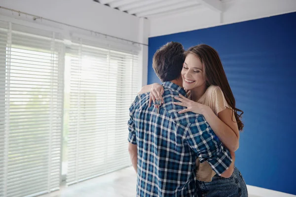 Young Couple Finally Bought Dreamy House — Stock Photo, Image