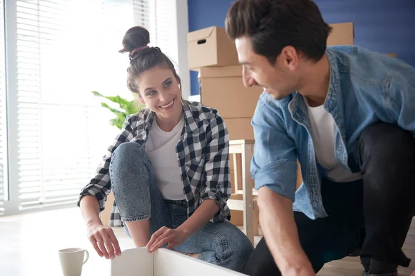 Young Couple Installing Furniture New House — Stock Photo, Image