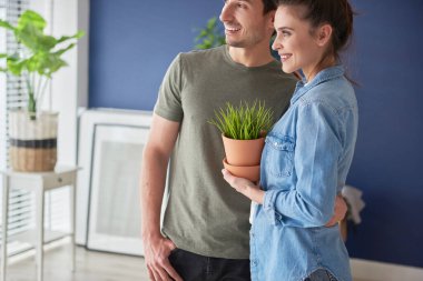 Genç çift yeni taşındı.