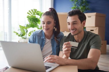 Çift yeni ev almak için internetten alışveriş yapıyor.