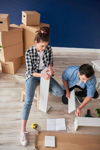 Top View Couple Having Problem Installing Furniture — Stock Photo, Image