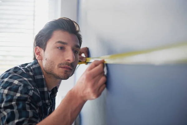 Hombre Tomando Medidas Pared Azul — Foto de Stock