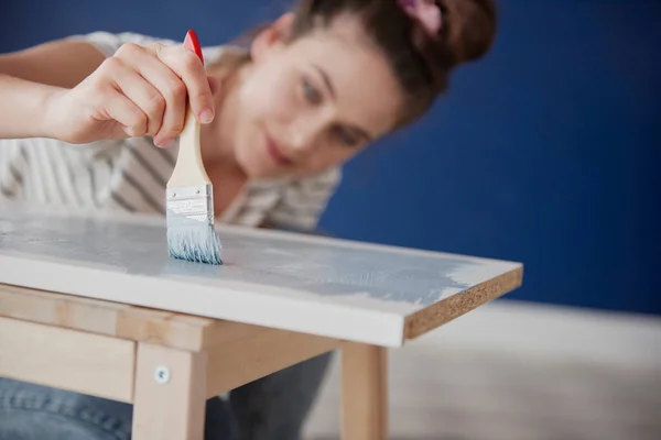 Primer Plano Joven Mujer Repintando Muebles Viejos — Foto de Stock