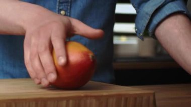 Mutfakta mangolu eğlence videosu izliyorum. 8K 'da kırmızı helyum kamerayla çekildi.