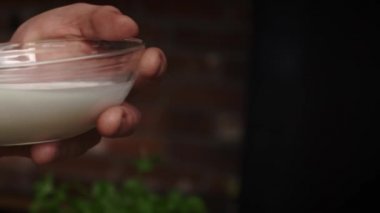 Kızartma tavasına dökülen kremanın videosunu kapat. 8K 'da kırmızı helyum kamerayla çekildi.