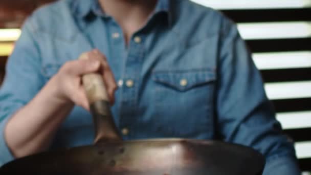 Vidéo Suivi Chef Jetant Plat Dans Casserole Tourné Avec Caméra — Video