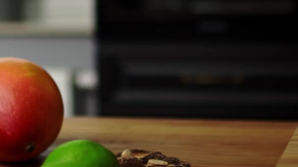 Rastreando Vídeo Certo Ingrediente Cortando Alho Porro Tiro Com Câmera — Vídeo de Stock