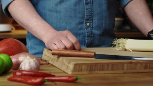 Feche Rastreamento Vídeo Jogar Alho Porro Cozinha Tiro Com Câmera — Vídeo de Stock