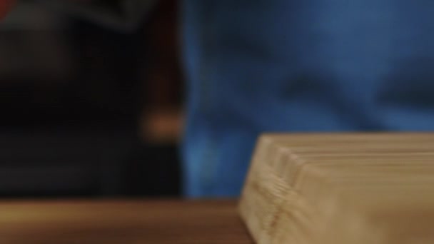 Gros plan vidéo de suivi de jeter des champignons. Tourné avec caméra hélium rouge en 8K 