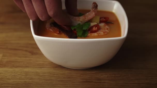 Close Video Chef Serving Ready Dish Shrimp Shot Red Helium — Stock Video