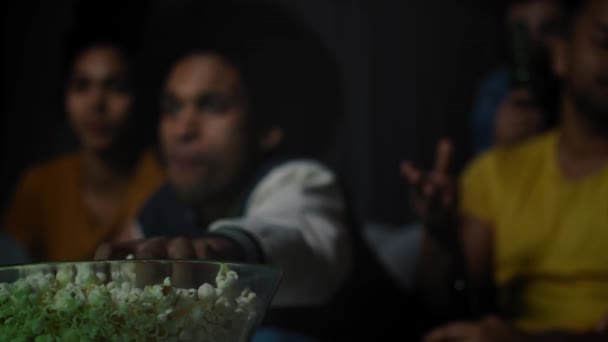 Video Statico Popcorn Sul Tavolo Durante Incontro Sociale Girato Con — Video Stock
