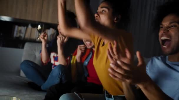 Ręczny Film Przyjaciółmi Oglądającymi Telewizję Zadowolonymi Zwycięstwa Nakręcony Aparatem Hel — Wideo stockowe