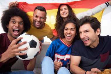 İzleme maçı sırasında duygusal futbol taraftarları