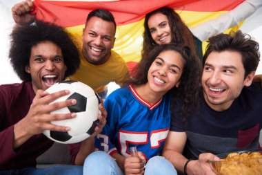 Duygusal futbol taraftarları maç izlerken tezahürat yapıyor