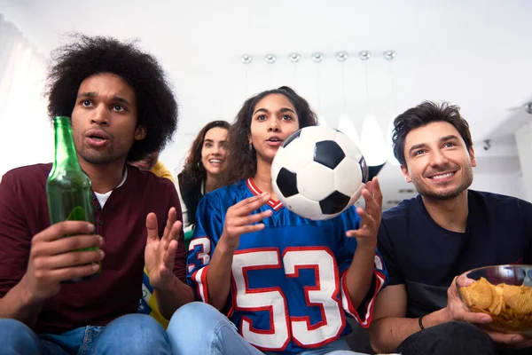 Fotbollsfans Tittar Matchen Och Väntar Målet — Stockfoto