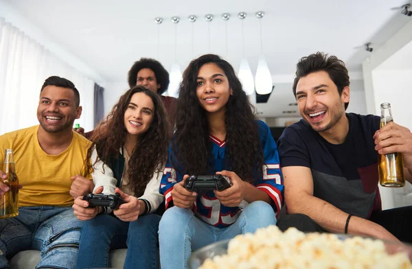 Grupp Vänner Som Spelar Konsolen Hemma — Stockfoto