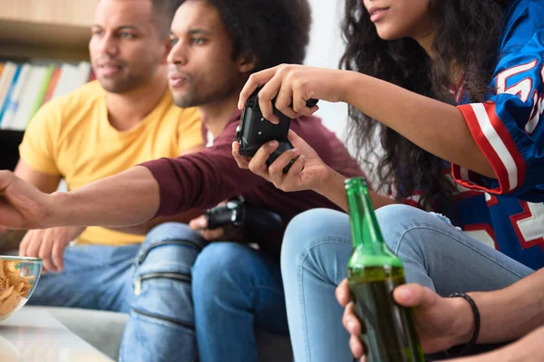 Närbild Grupp Vänner Som Spelar Konsolen — Stockfoto