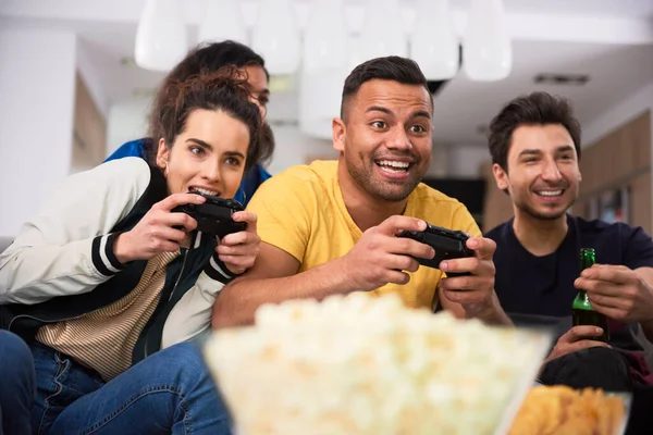 Amigos Emocionais Brincando Juntos Console Casa — Fotografia de Stock