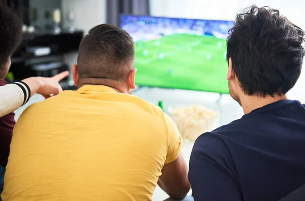 Rückansicht Von Männern Die Ein Spiel Hause Fernsehen Verfolgen — Stockfoto