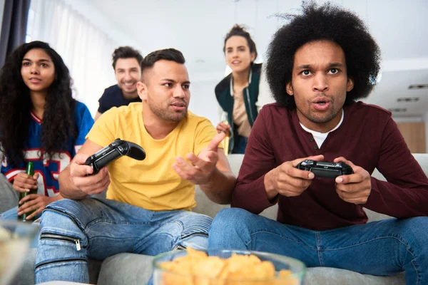 Fascinado Homem Africano Jogando Console Com Amigos — Fotografia de Stock