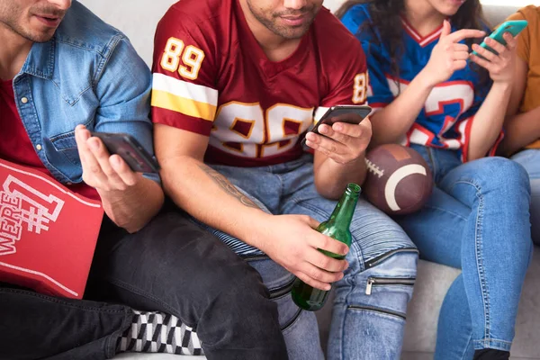 Fani Futbolu Amerykańskiego Siedzą Przewijają Telefony — Zdjęcie stockowe