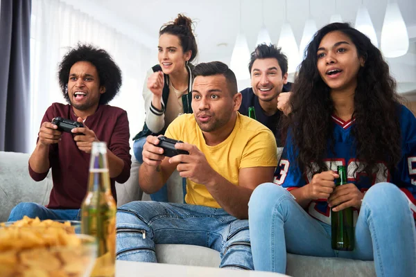 Grupo Amigos Que Pasan Tiempo Casa Jugando Consola —  Fotos de Stock