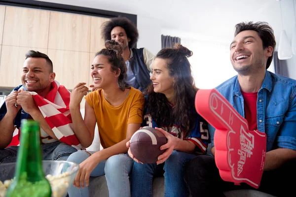 American Football Fans Verbringen Zeit Hause Vor Dem Fernseher — Stockfoto