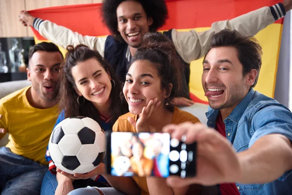 Grupo Aficionados Fútbol Haciendo Selfie Con Caras Divertidas —  Fotos de Stock