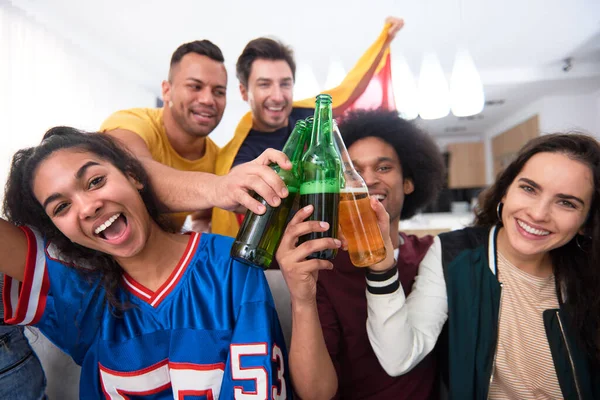 Grupo Amigos Sorridentes Brindar Com Garrafa Cerveja Casa — Fotografia de Stock