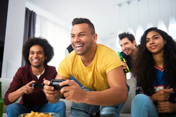 Chicos Emocionados Jugando Consola Con Amigos — Foto de Stock