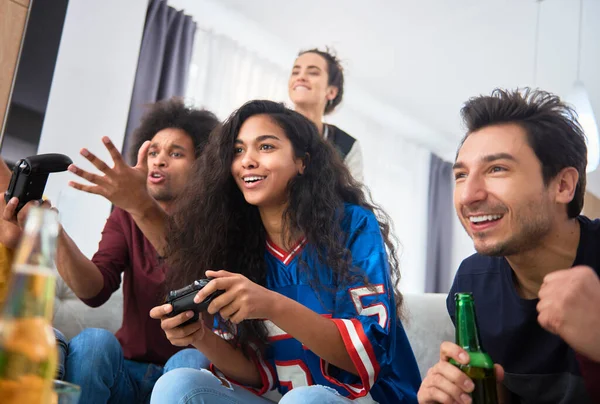 Menina Feliz Ganhando Rivalidade Com Amigo Console — Fotografia de Stock