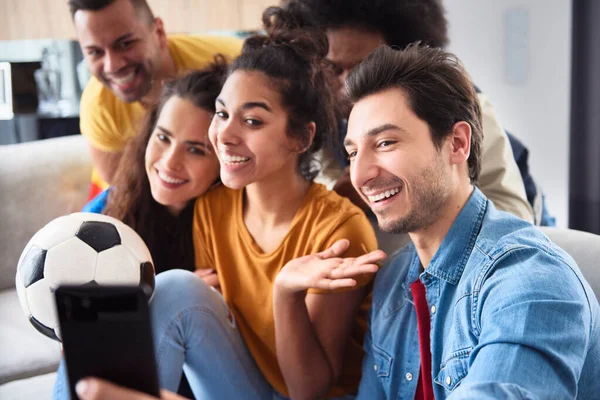 Vista Lateral Amigos Sonrientes Tomando Selfie Juntos —  Fotos de Stock