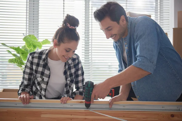 Pareja Usando Taladro Electrónico Para Instalar Una Cama — Foto de Stock