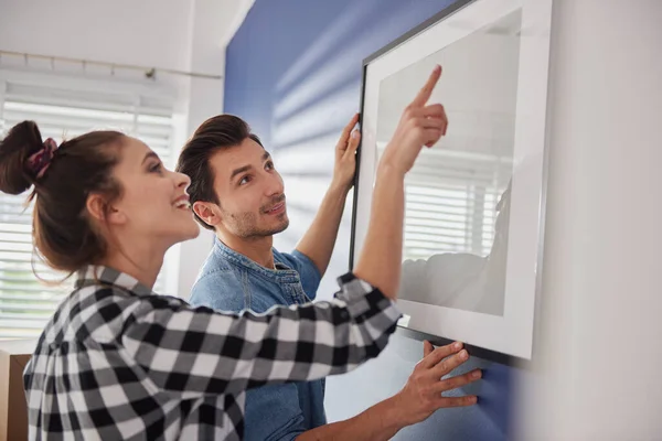 Mujer Ayudando Novio Colgar Una Imagen Marco — Foto de Stock