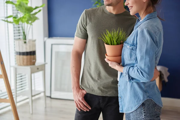 Jovem Casal Admirando Sua Nova Casa — Fotografia de Stock