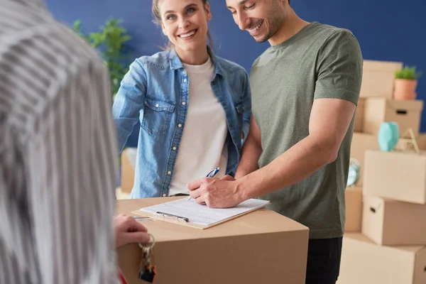 Ehepaar Unterschreibt Hauskaufvertrag — Stockfoto