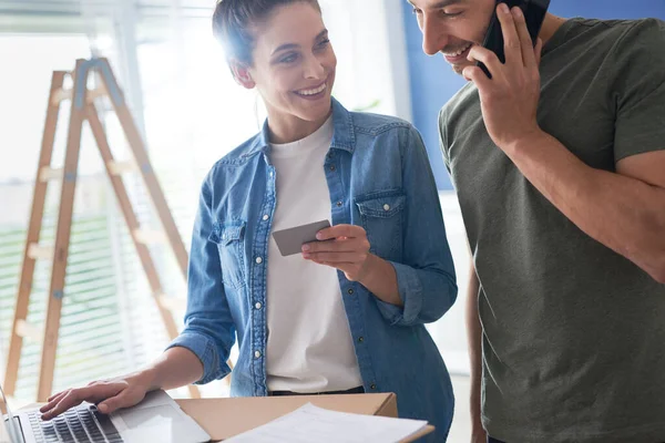 Pareja Haciendo Una Llamada Banco —  Fotos de Stock