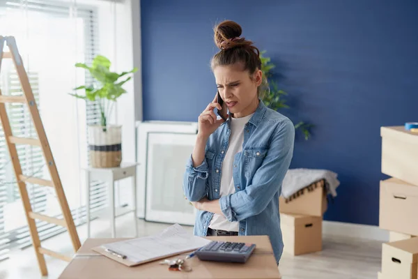 Genç Bir Kadın Telefonla Sorunu Tartışıyor — Stok fotoğraf