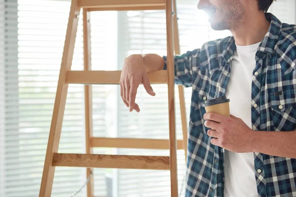 Mann Macht Kaffeepause Bei Haussanierung — Stockfoto