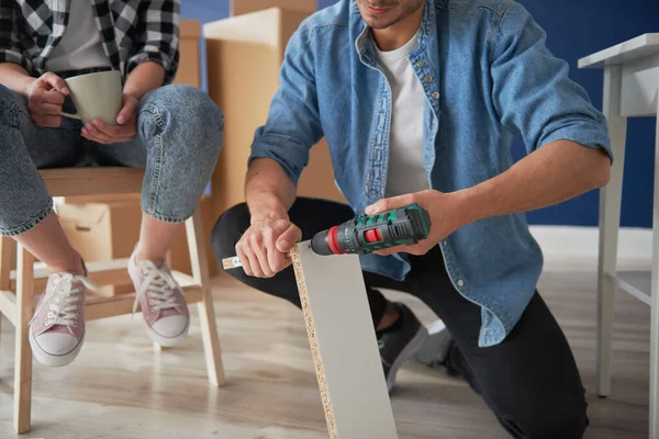 Mann Installiert Weiße Möbel Mit Elektronischer Bohrmaschine — Stockfoto