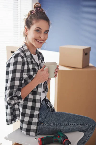 Imagem Vertical Mulher Tendo Pausa Para Café Enquanto Move Casa — Fotografia de Stock