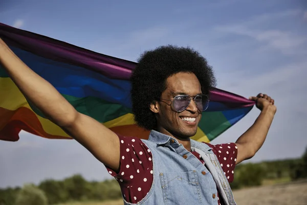 Молодий Африканський Чоловік Прапором Веселки Стоїть Пляжі — стокове фото
