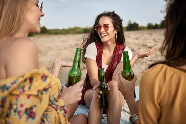 Tres Mujeres Sentadas Playa Bebiendo Cerveza — Foto de Stock