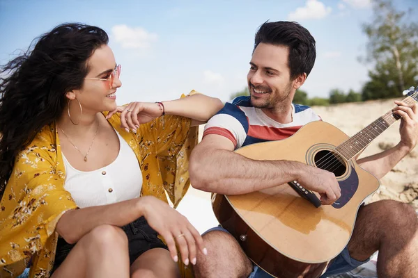 Hombre Feliz Tocando Guitarra Para Una Mujer Hermosa — Foto de Stock