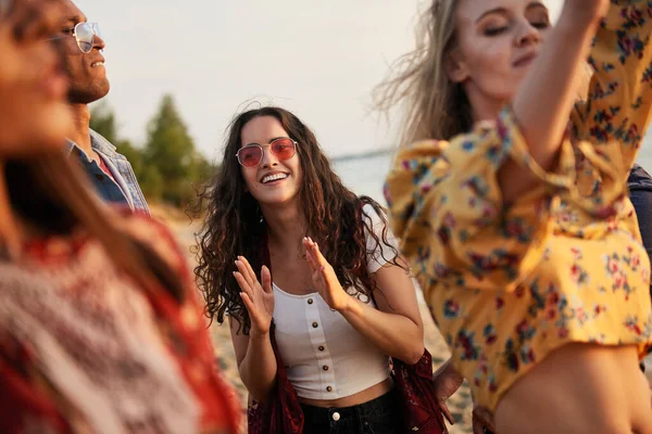 Grupo Jóvenes Bailando Playa — Foto de Stock