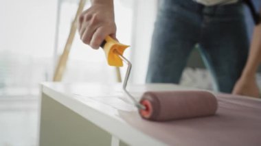 Eski mobilyaları silindirle boyarken çekilmiş görüntüler. 8K 'da kırmızı helyum kamerayla çekildi.