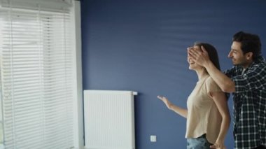 Yeni dairedeki heyecanlı çiftin videosunu izliyorum. 8K 'da kırmızı helyum kamerayla çekildi.
