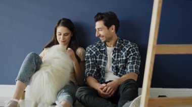 Yeni boş evlerinde köpekli bir çiftin videosu. 8K 'da kırmızı helyum kamerayla çekildi.