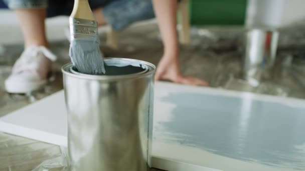 Detalle Vídeo Pintura Pincel Muebles Antiguos Fotografía Con Cámara Helio — Vídeos de Stock