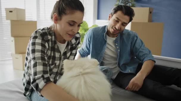 Video Eines Paares Neuen Haus Das Mit Dem Hund Spielt — Stockvideo